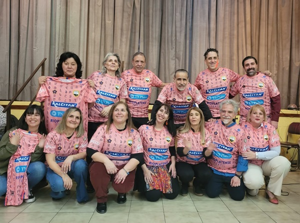 maestros y maestras del bakchelian con las camisetas del depo