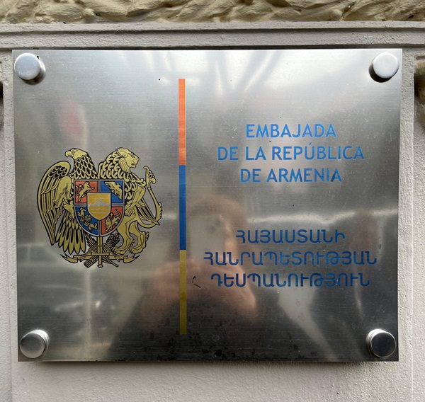 placa de la embajada armenia en uruguay