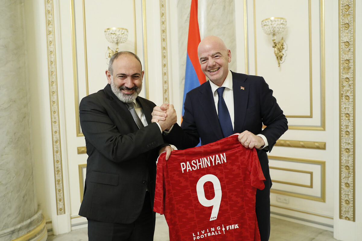 Nikol-Pashinyan-Infantino-regalo camiseta