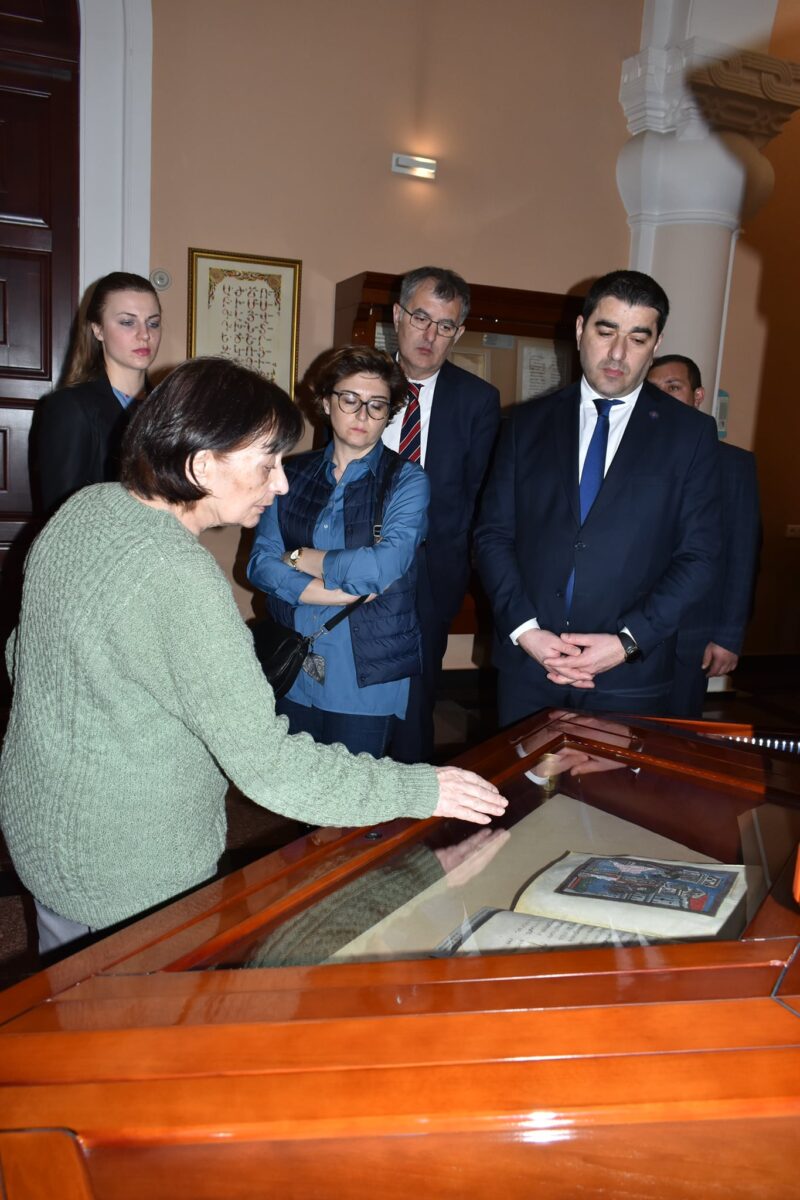 madenataran con pres del parlamento georgiano