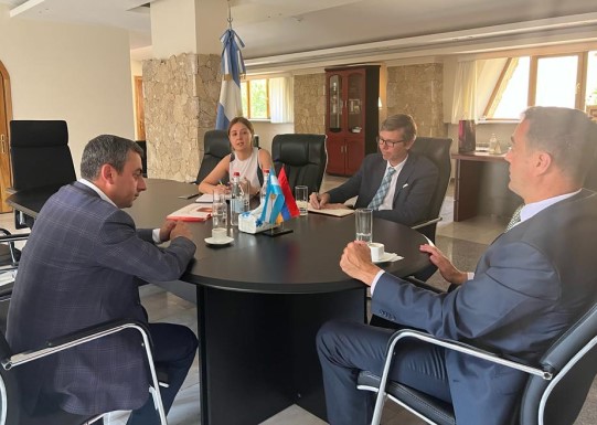 reunion embajada argentina con sagatelian
