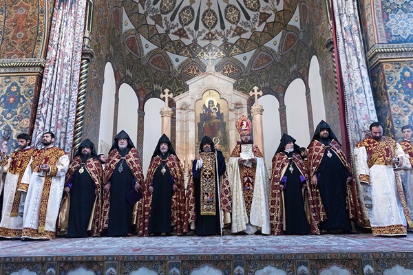 aren oficiando misa en etchmiadzin